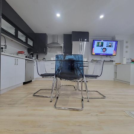 Modern Oasis In Richmond Hill, The Place For You! 아파트 외부 사진